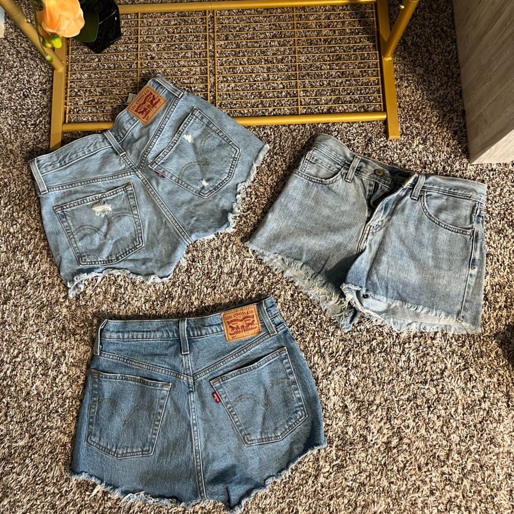 High-waisted LEVI’S shorts. All 3 pairs. 2 pairs are 501s. Gently loved.🧡